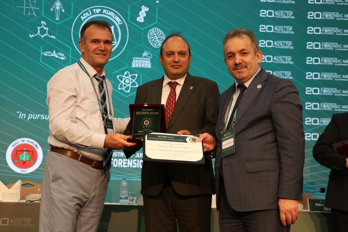 Antalya'da bu yıl 20'ncisi düzenlenen "Uluslararası Adli Tıp Günleri"ne Türkiye'nin yanı sıra 26...