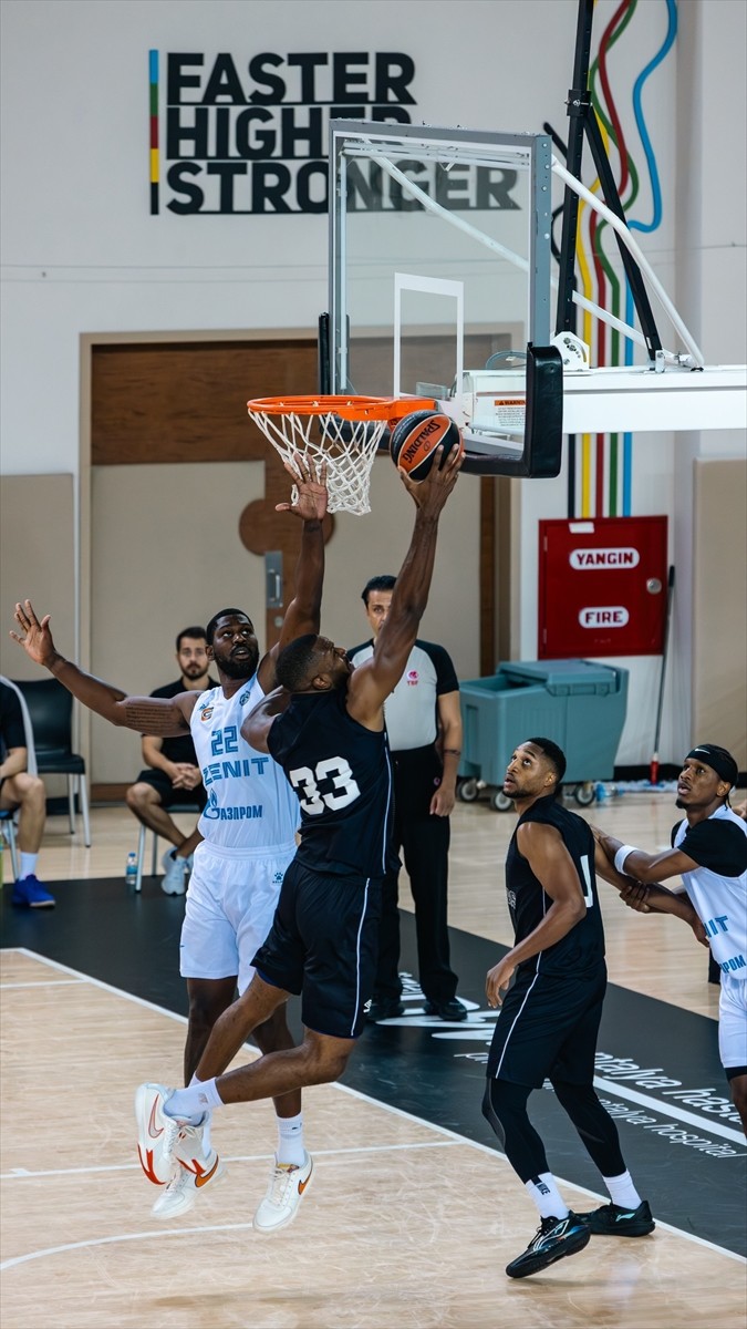 Antalya'da düzenlenen "Gloria Pre-Season Games 2025" basketbol turnuvasında Türkiye Sigorta...