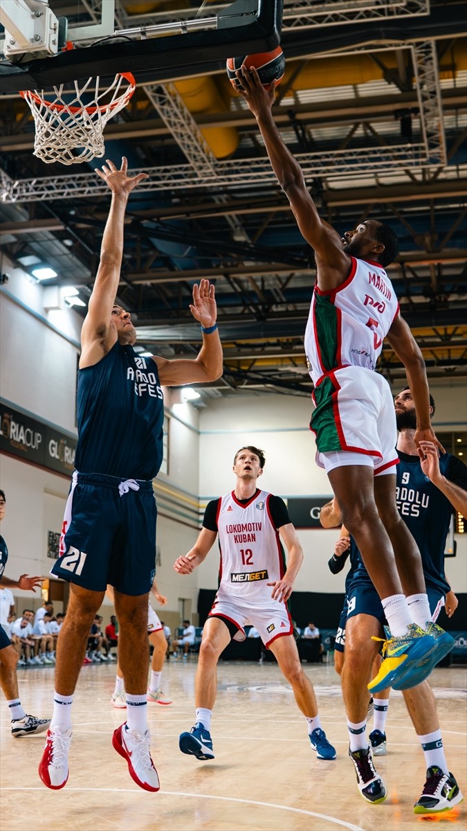 Antalya'da düzenlenen "Gloria Pre-Season Games 2025" basketbol turnuvasında Türkiye Sigorta...