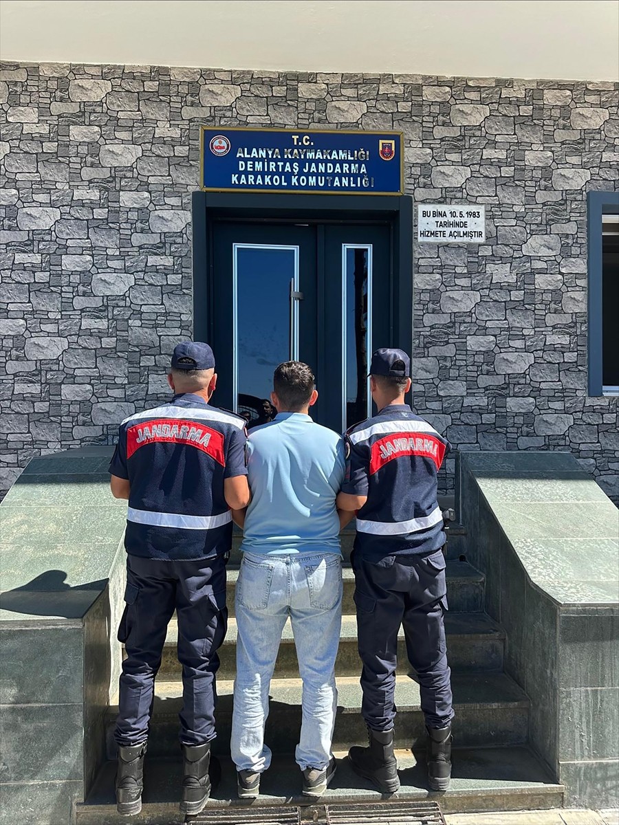 Antalya'nın Alanya ilçesinde kontrol altına alınan orman yangının ardından ekipler soğutma...