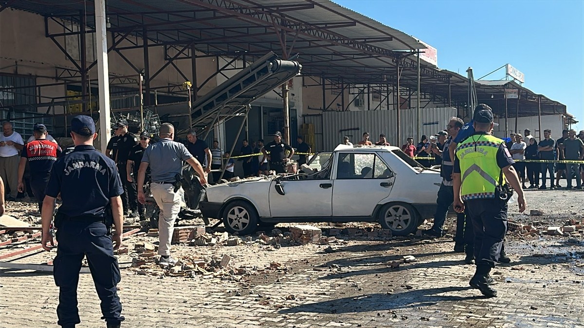 Antalya'nın Demre ilçesinde bulunan sebze meyve toptancı halindeki işletmede meydana gelen patlama...