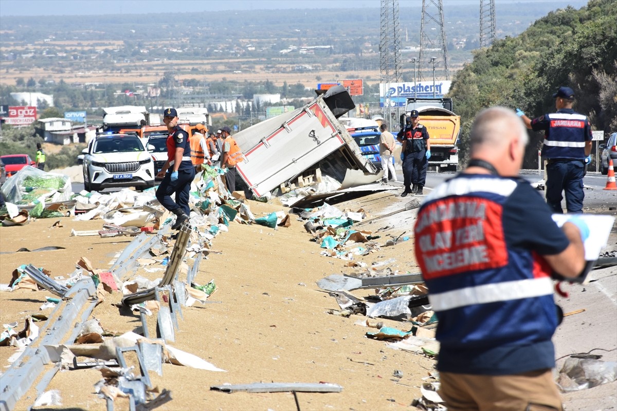 Antalya'nın Döşemealtı ilçesinde devrilen çim tohumu yüklü tırın sürücüsü hayatını kaybetti. Olay...