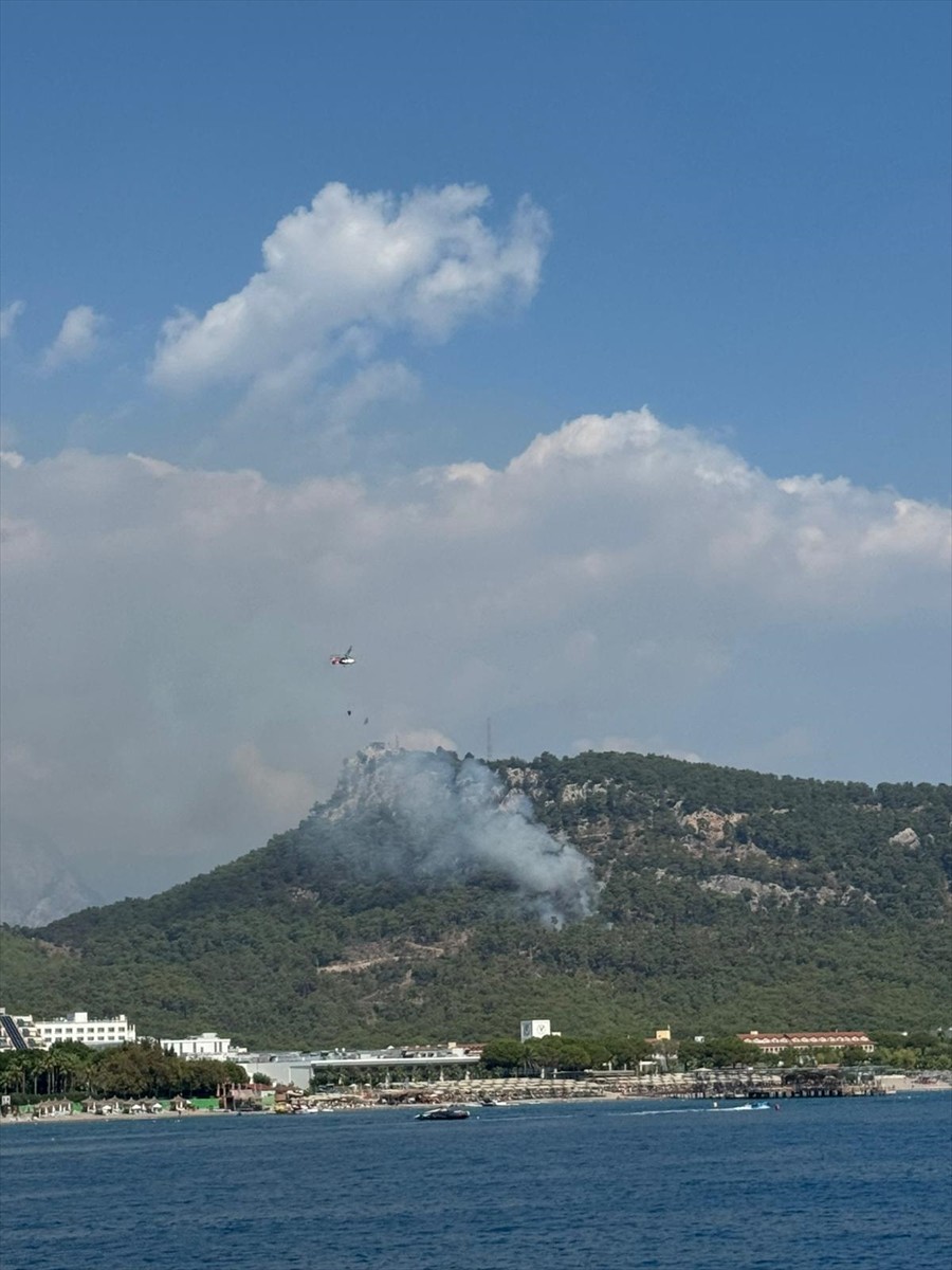 Antalya'nın Kemer ilçesinde ormanlık alanda çıkan yangına havadan ve karadan müdahale...
