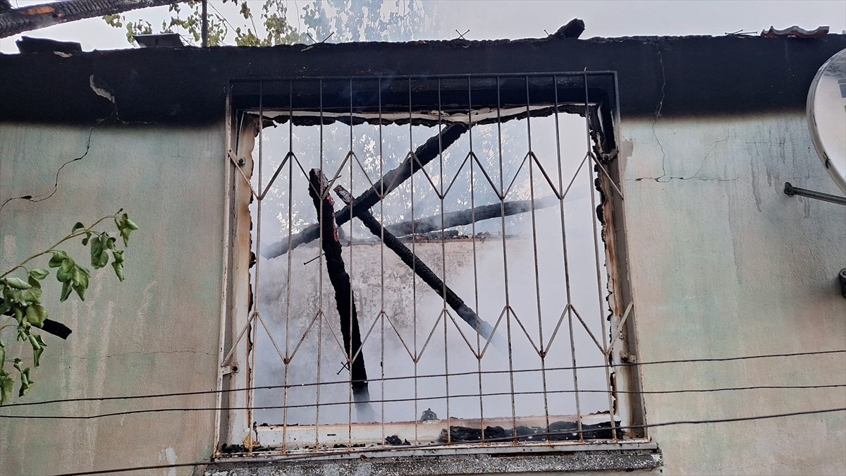 Antalya'nın Kepez ilçesinde müstakil evde çıkan yangın itfaiye ekiplerince söndürüldü.