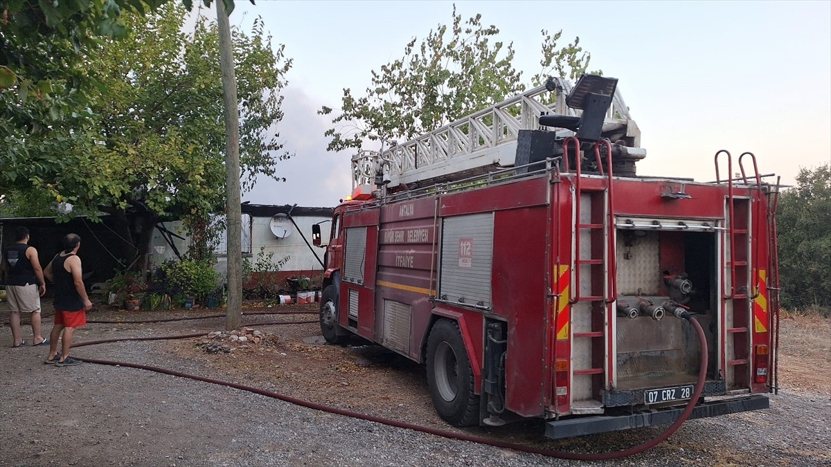 Antalya'nın Kepez ilçesinde müstakil evde çıkan yangın itfaiye ekiplerince söndürüldü.