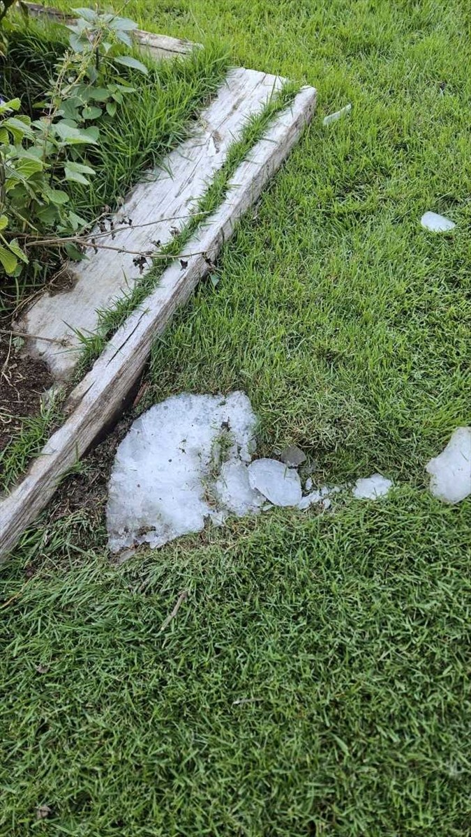 Antalya'nın Kepez ilçesindeki bir parka buz kütlesinin düştüğü anlar, güvenlik kamerasınca...