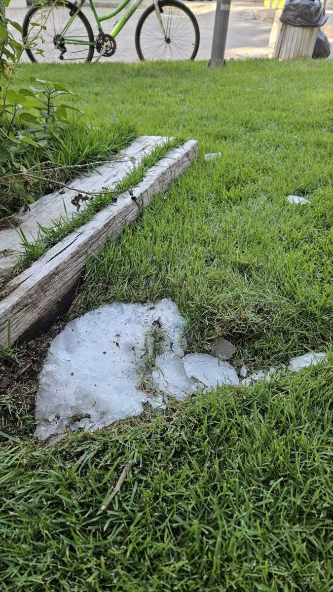 Antalya'nın Kepez ilçesindeki bir parka buz kütlesinin düştüğü anlar, güvenlik kamerasınca...