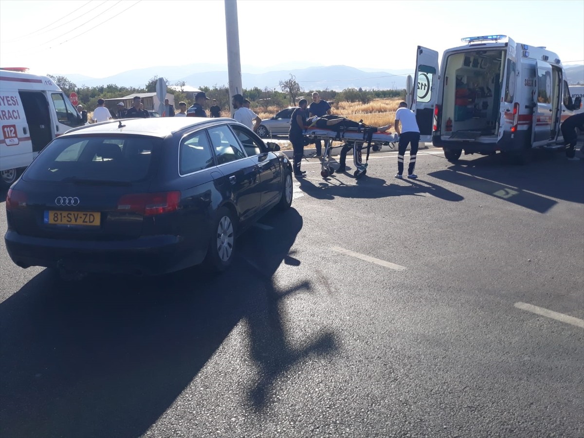 Antalya'nın Korkuteli ilçesinde 2 otomobilin karıştığı kazada 3 kişi yaralandı. Kaza yerine 112...