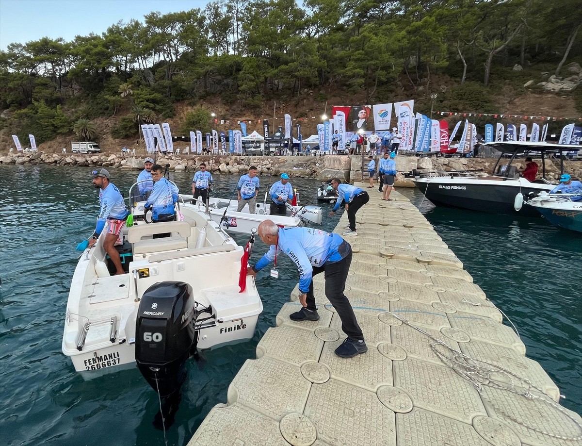 Antalya'nın Kumluca ilçesinde düzenlenen "Kumluca Büyük Balığın Peşinde" yarışmasında dereceye...