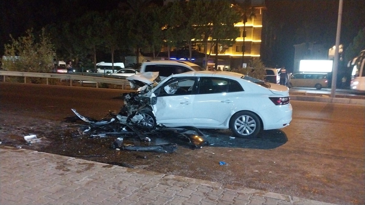 Antalya'nın Manavgat ilçesindeki trafik kazasında 2 kişi hayatını kaybetti, 2 kişi...