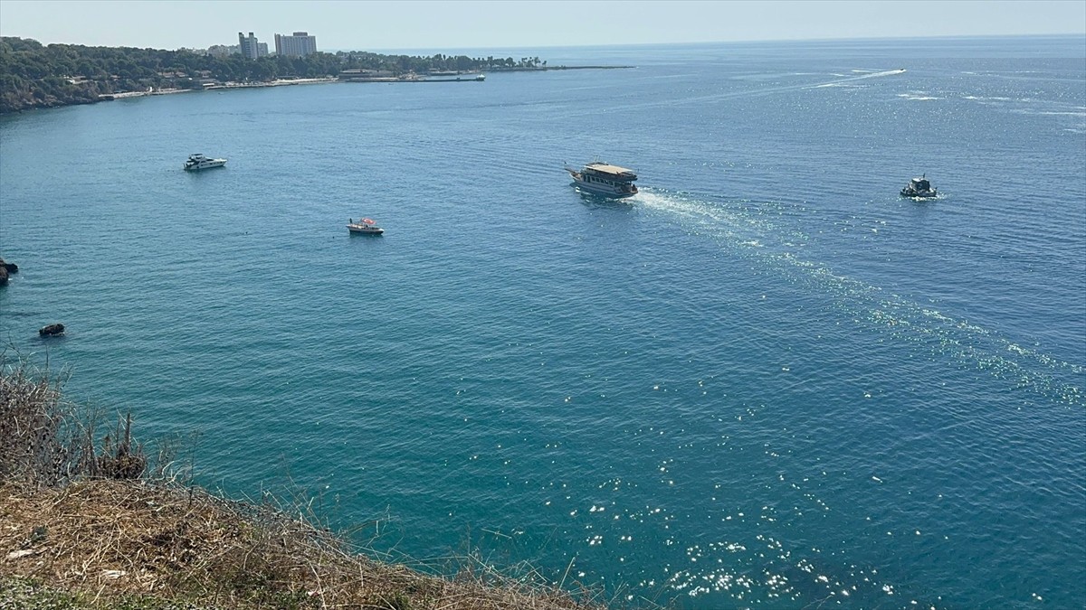 Antalya'nın Muratpaşa ilçesinde falezlerden denize düştüğü değerlendirilen kişinin bulunması için...