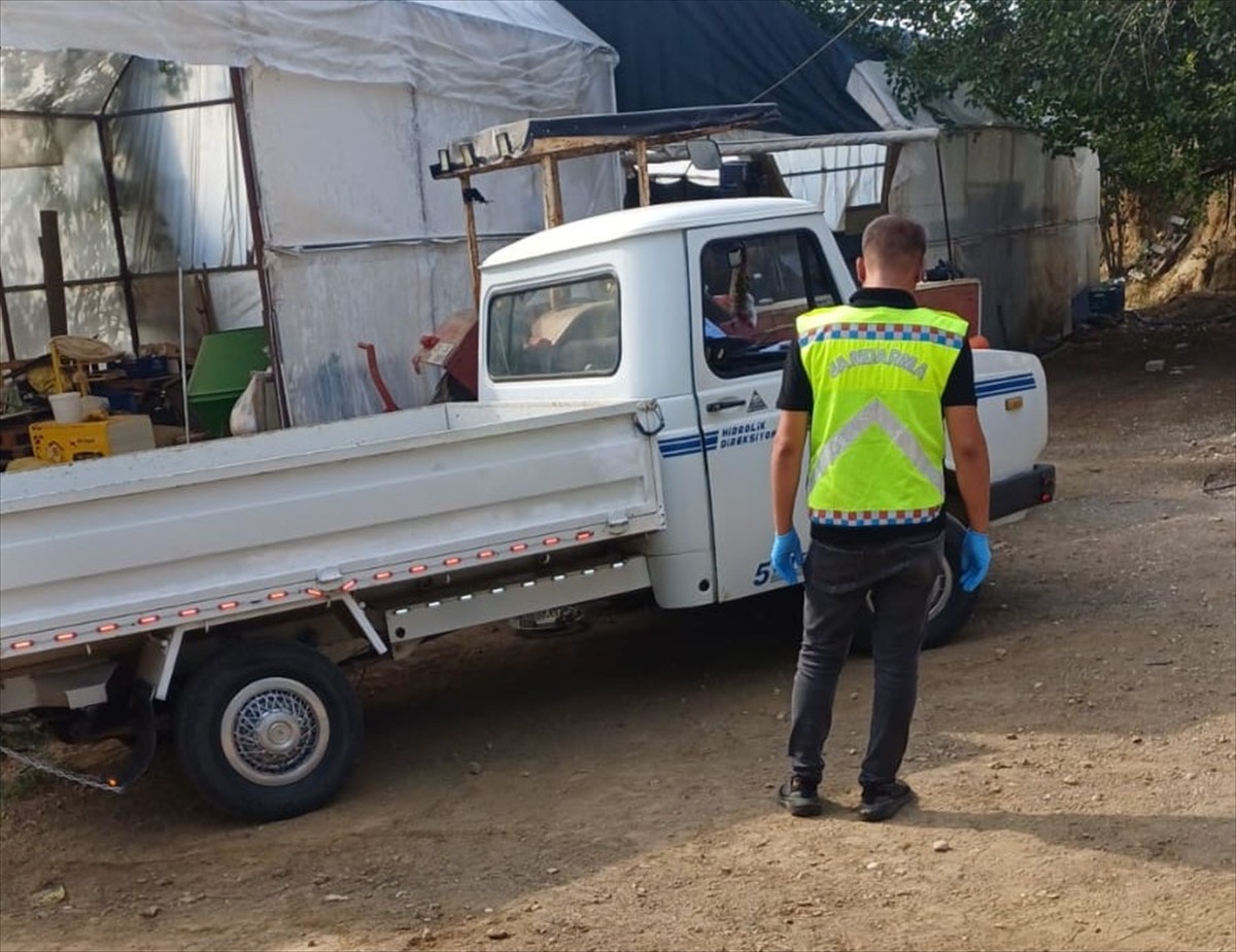 Antalya'nın Serik ilçesinde patlayan lastiğini tamir etmeye çalıştığı kamyonetle traktörün arasına...