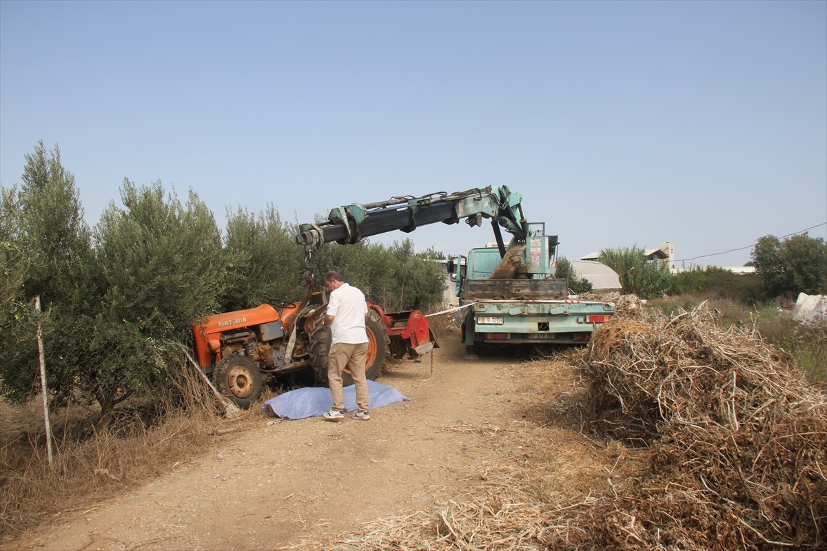 Antalya'nın Serik ilçesinde tamir ettiği traktörün altında kalan oto elektrik ustası hayatını...