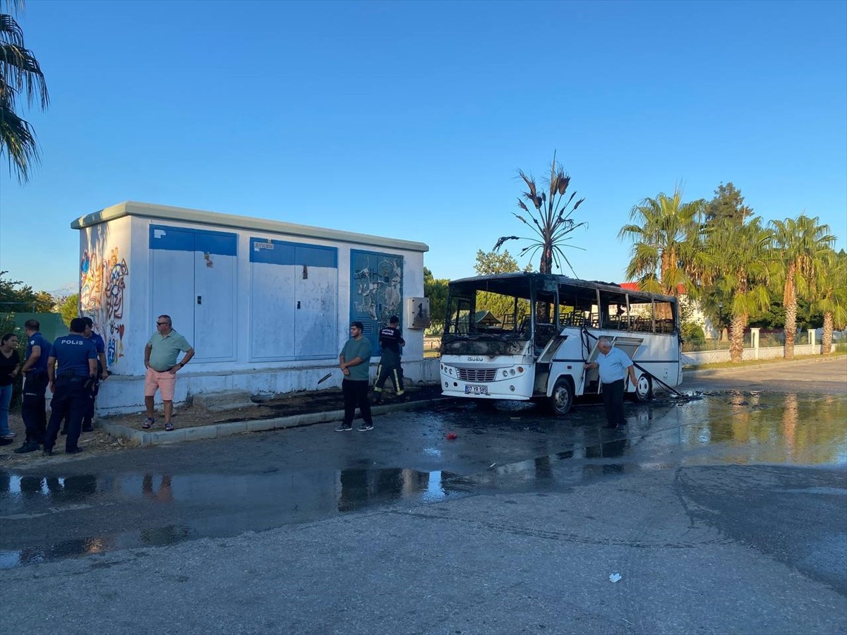 Antalya’nın Serik ilçesinde park halindeki midibüs alev alarak yandı.