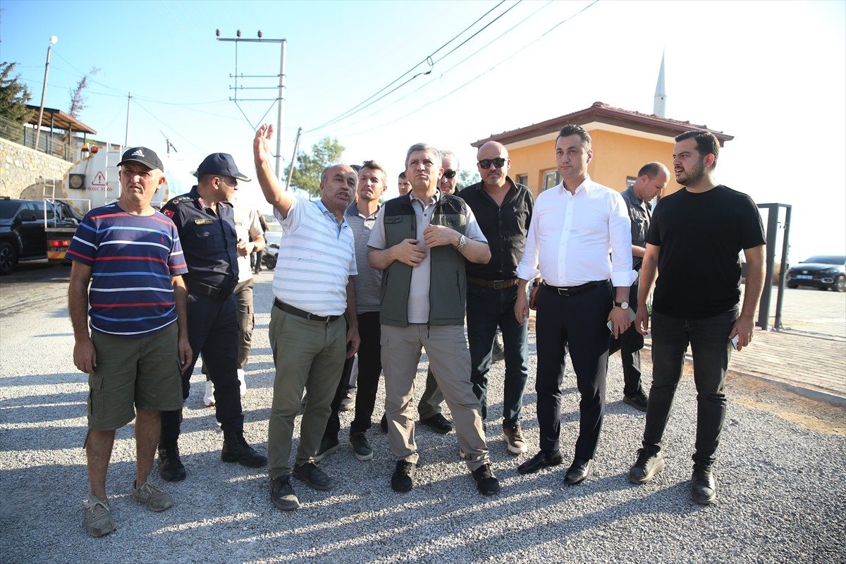 Antalya Valisi Hulusi Şahin (sağda), Alanya'daki orman yangınında rüzgarın biraz hafiflediğini ve...