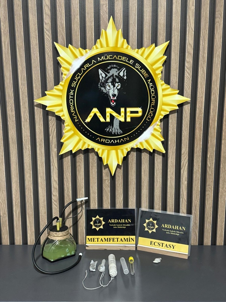 Ardahan'da düzenlenen uyuşturucu operasyonunda gözaltına alınan 3 şüpheli tutuklandı. Şüphelilerin...
