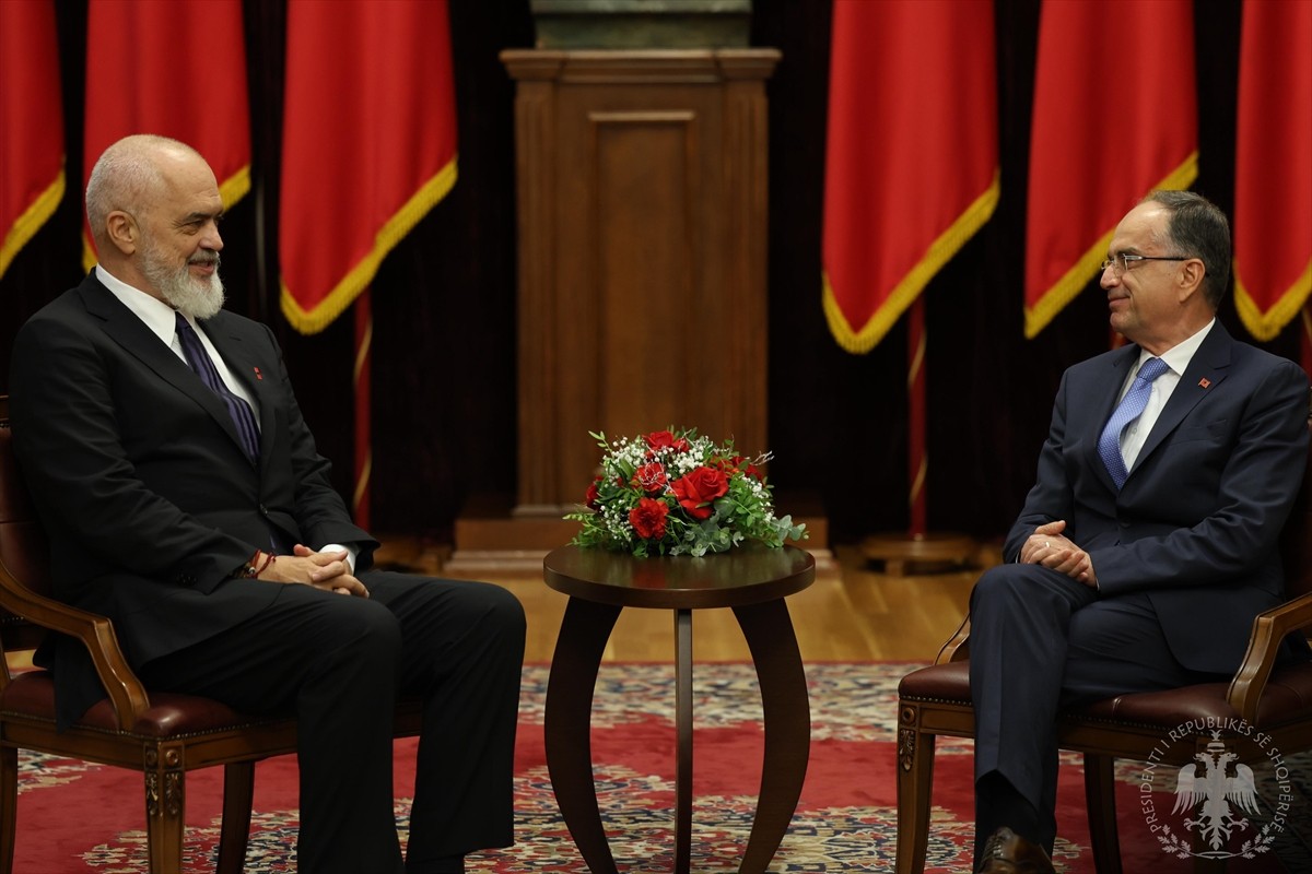 Arnavutluk Cumhurbaşkanı Bajram Begaj (sağda), hükümeti kurma görevini mevcut Başbakan Edi Rama'ya...