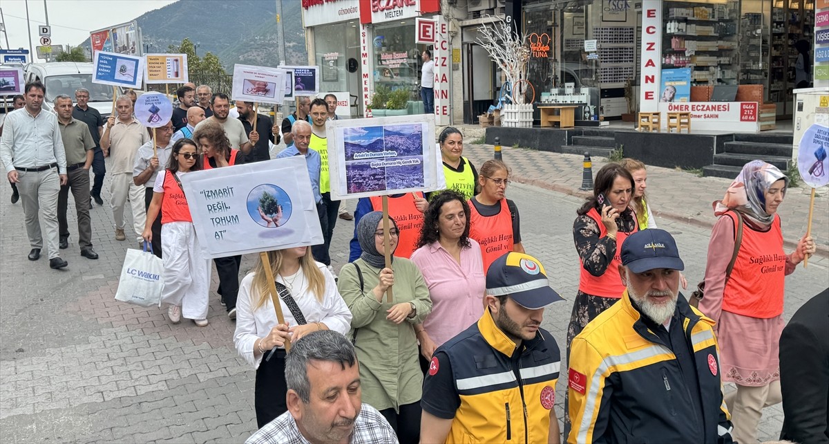 Artvin'de, Halk Sağlığı Haftası etkinlikleri kapsamında "Dumansız Şehir Artvin" temasıyla yürüyüş...