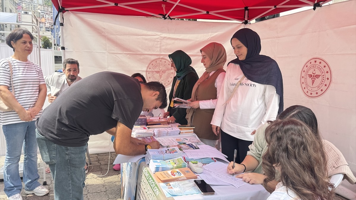 Artvin'de, Halk Sağlığı Haftası etkinlikleri kapsamında "Dumansız Şehir Artvin" temasıyla yürüyüş...