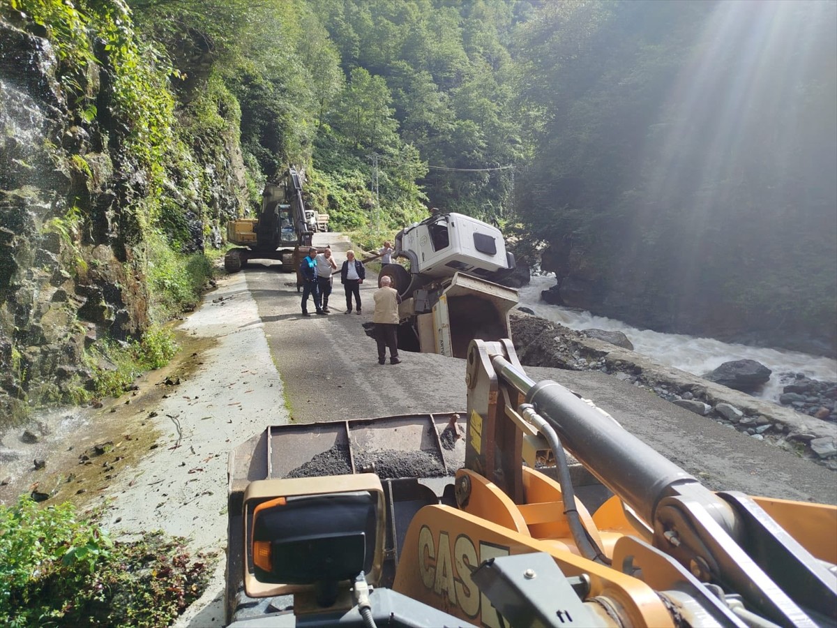 Artvin'in Arhavi ilçesinde heyelan nedeniyle kapanan yolda yapılan onarım çalışmaları sırasında...