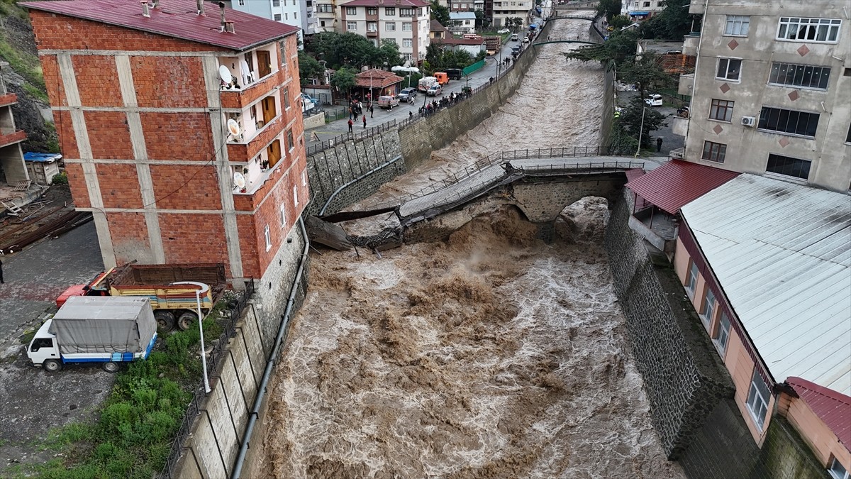 Artvin'in Borçka ilçesindeki tarihi üç gözlü kesmetaş köprü, su seviyesinin yükselmesi nedeniyle...