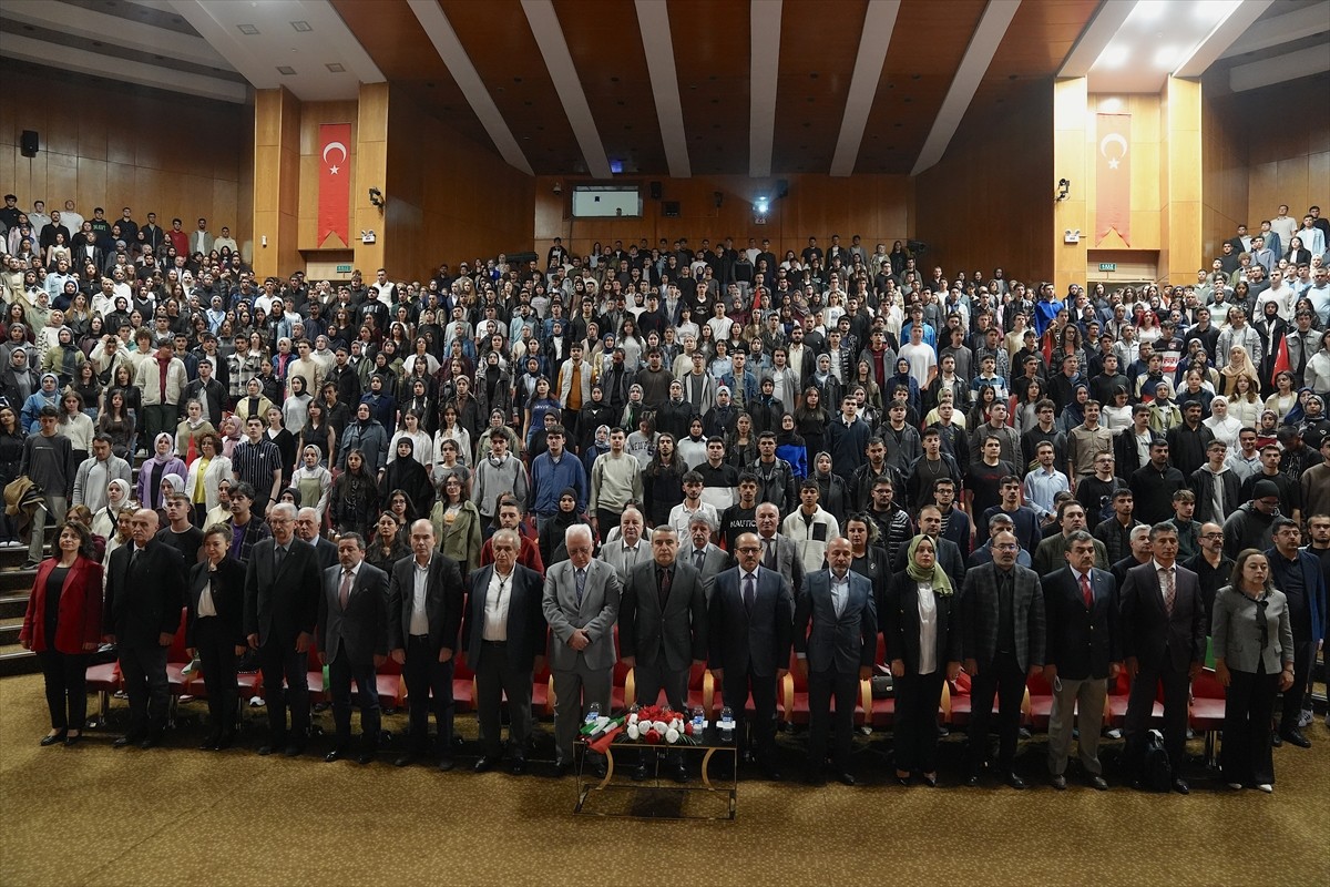 Atatürk Üniversitesinde 2025-2026 akademik yılının ilk dersi "Filistin" oldu. Kampüsteki 15 Temmuz...