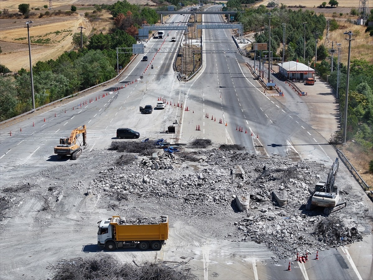 Avrupa Otoyolu'nun Edirne Ücret Toplama İstasyonu'ndaki gişe adaları ve kanopilerin yıkım...