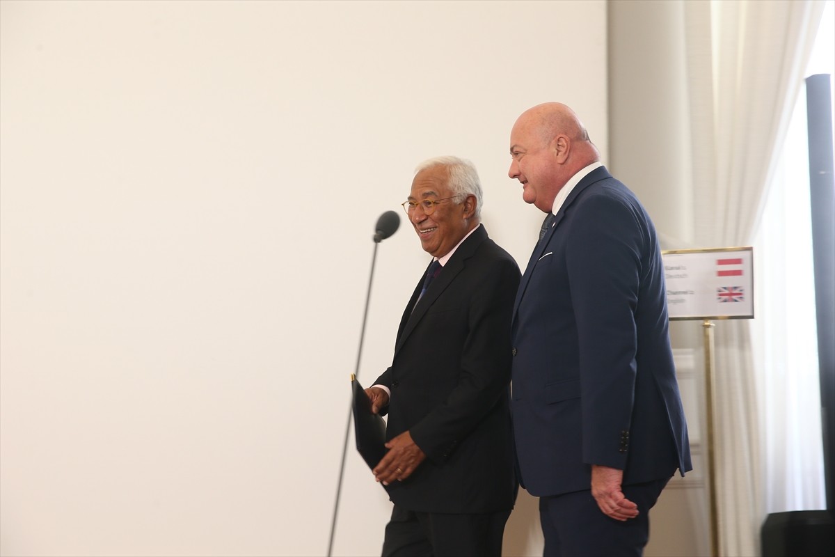 Avusturya Başbakanı Christian Stocker (sağda), Avusturya'ya çalışma ziyareti için gelen AB Konseyi...