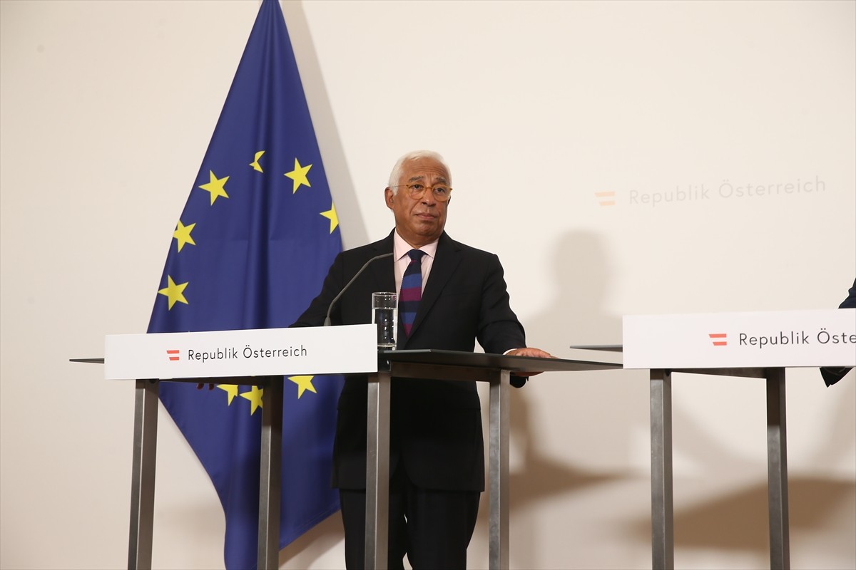 Avusturya Başbakanı Christian Stocker (sağda), Avusturya'ya çalışma ziyareti için gelen AB Konseyi...