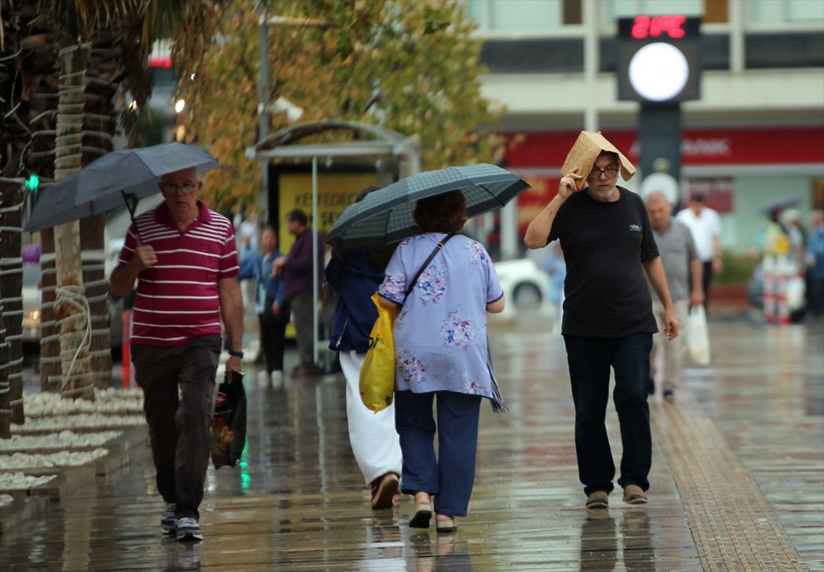 Aydın'da kurak geçen yaz mevsiminin ardından ilk yağmur damlaları toprakla buluştu.  Sağanağa...