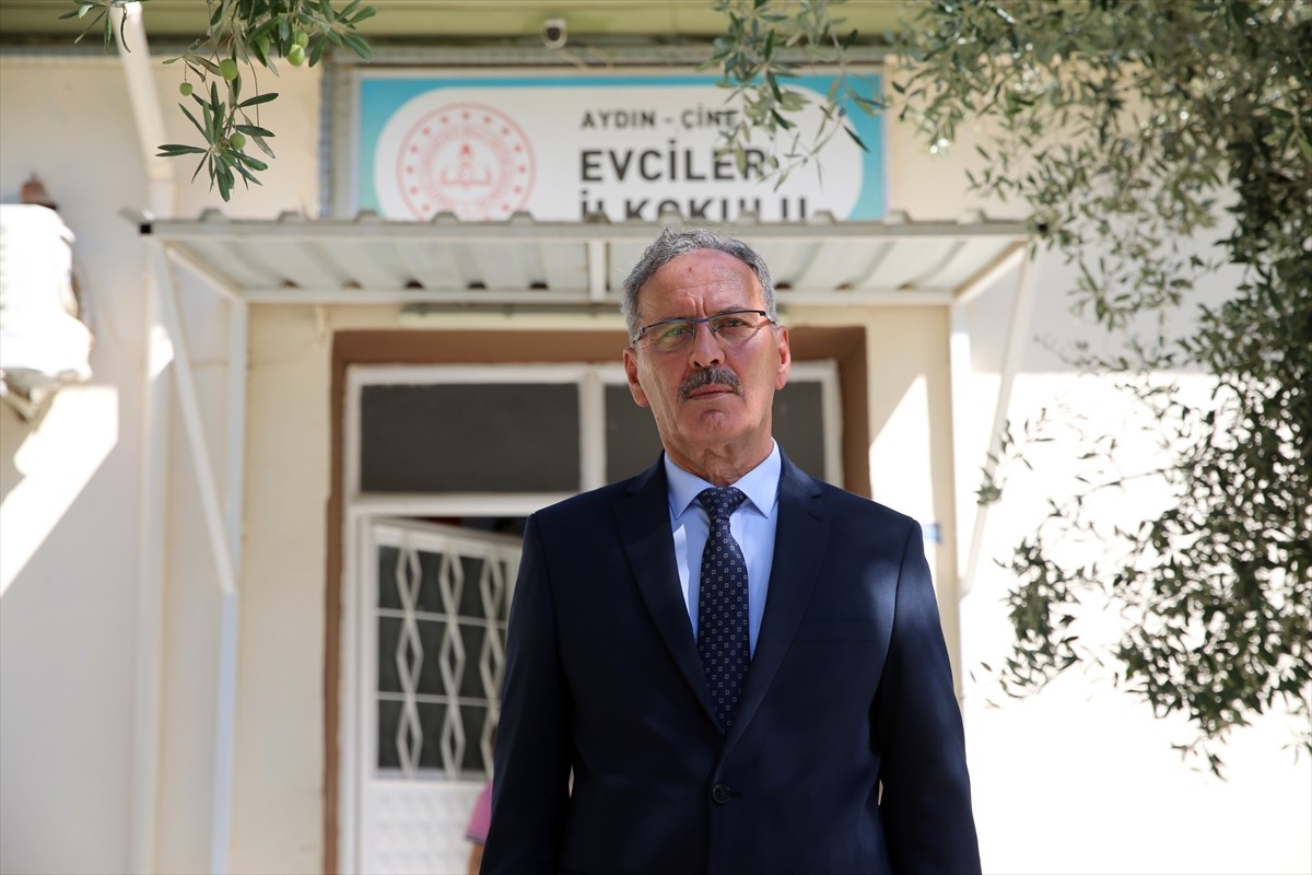  Aydın'ın Çine ilçesinde 27 yıllık öğretmen Mehmet Abbak, müdürlük görevinde bulunduğu okulun...