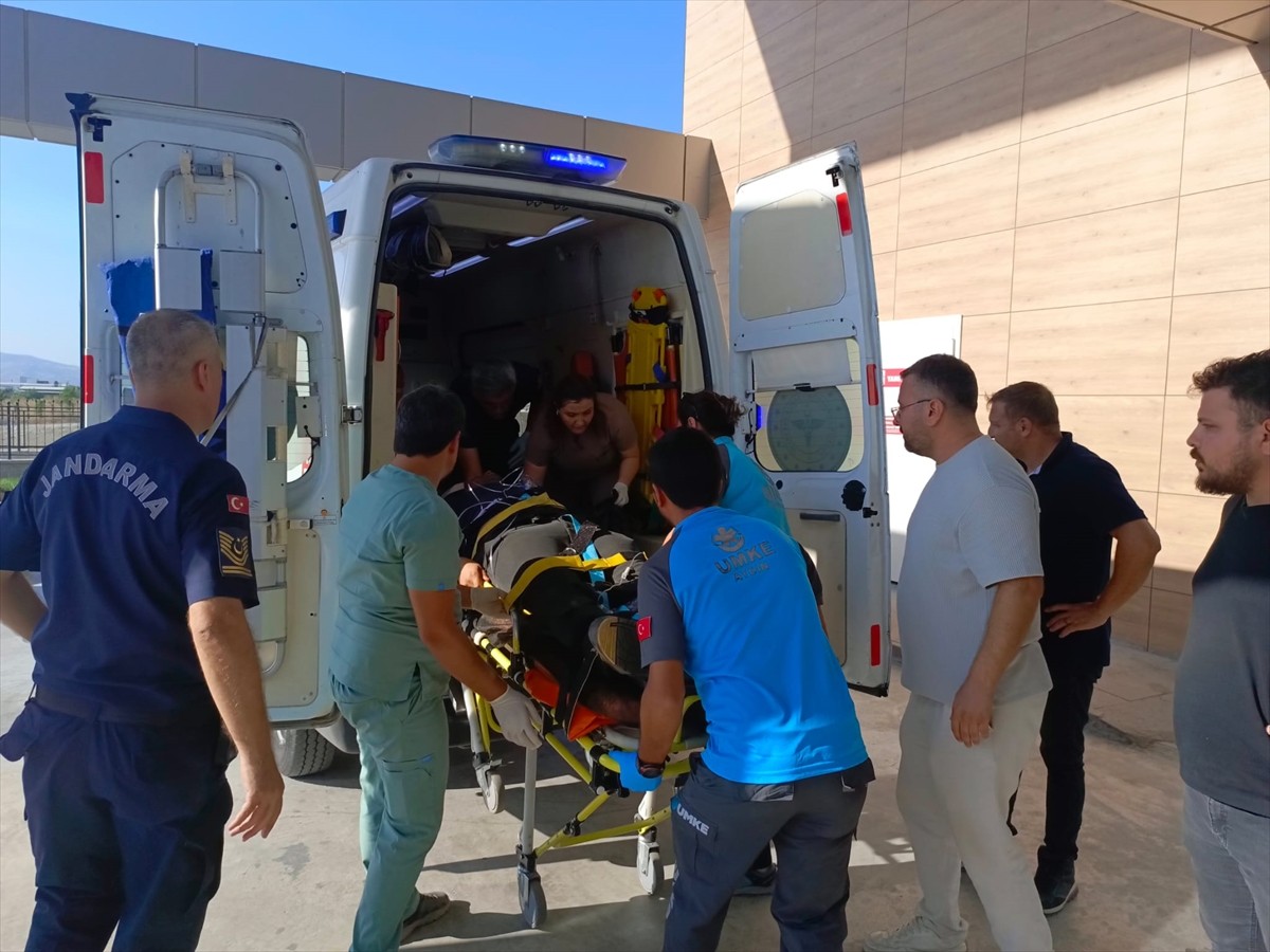 Aydın'ın Çine ilçesinde devrilen kamyonetteki dinamitlerin kontrollü patlatılması sırasında 2'si...