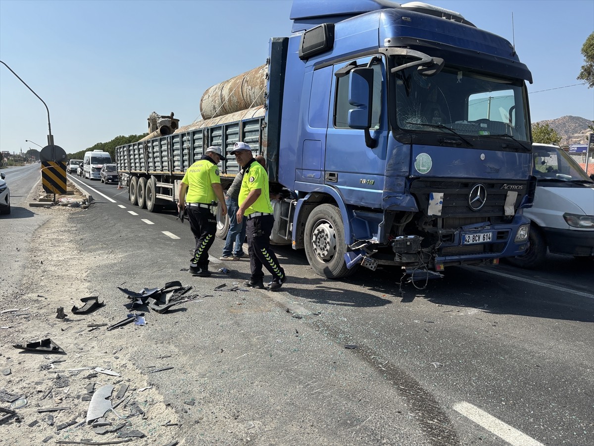 Aydın'ın Efeler ilçesinde tır ile kamyonetin çarpışması sonucu 3 kişi yaralandı. İhbar üzerine...