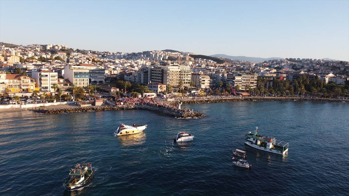  Aydın'ın Kuşadası ilçesinde Kuşadası Filistin platformu üyeleri Gazze'ye insani yardım...