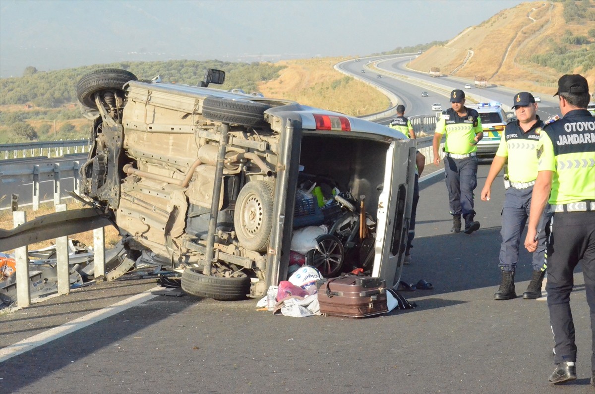 Aydın'ın Kuyucak ilçesinde kontrolden çıkan minibüsün bariyere çarpması sonucu aynı aileden 1 kişi...
