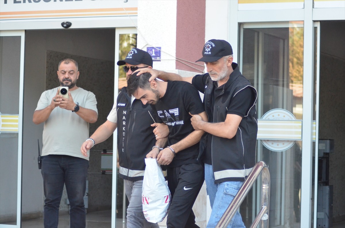 Aydın'ın Nazilli ilçesinde uyuşturucu satıcılarına yönelik düzenlenen operasyonda gözaltına alınan...