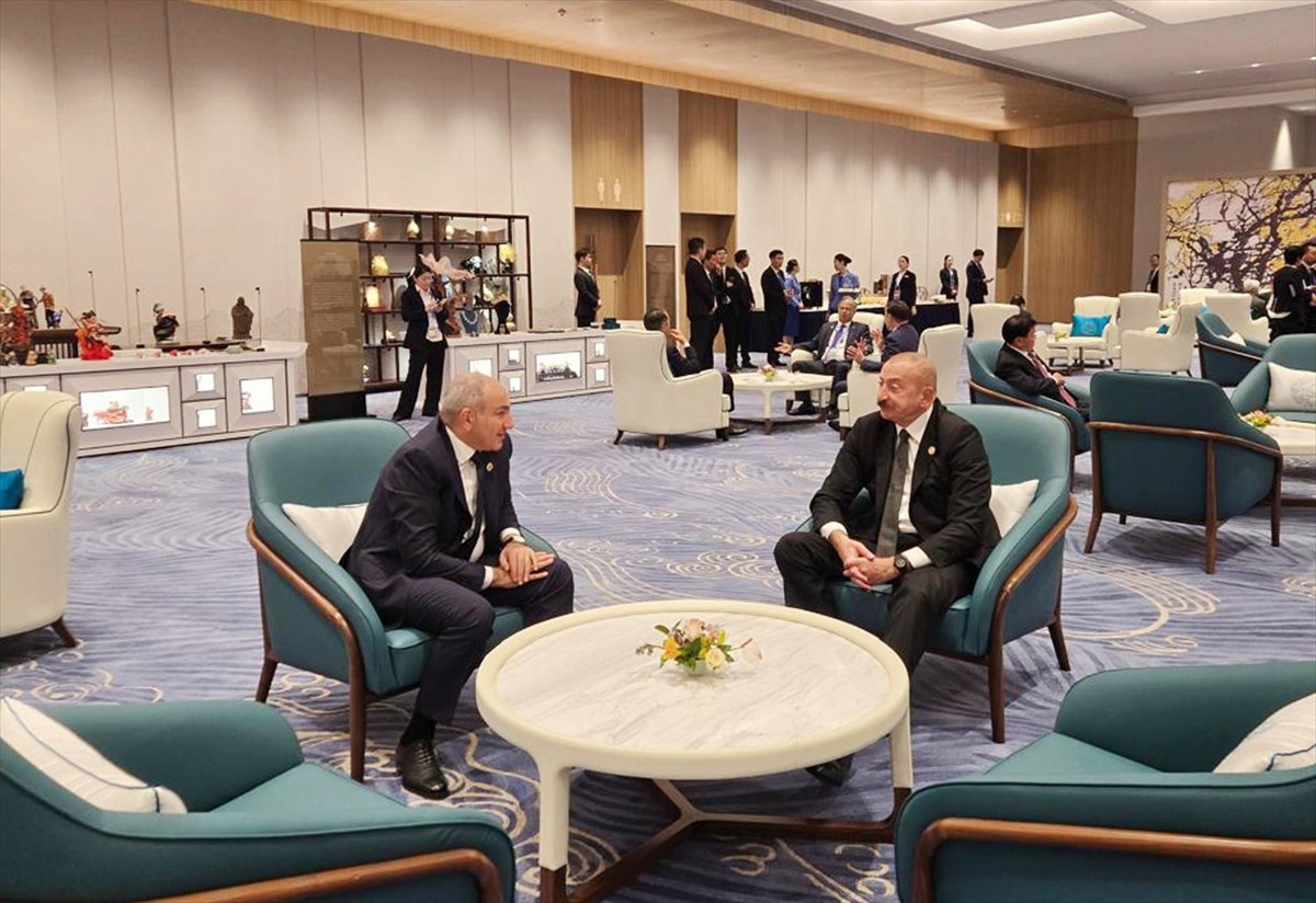 Azerbaycan Cumhurbaşkanı İlham Aliyev (sağda)  ile Ermenistan Başbakanı Nikol Paşinyan (solda)...