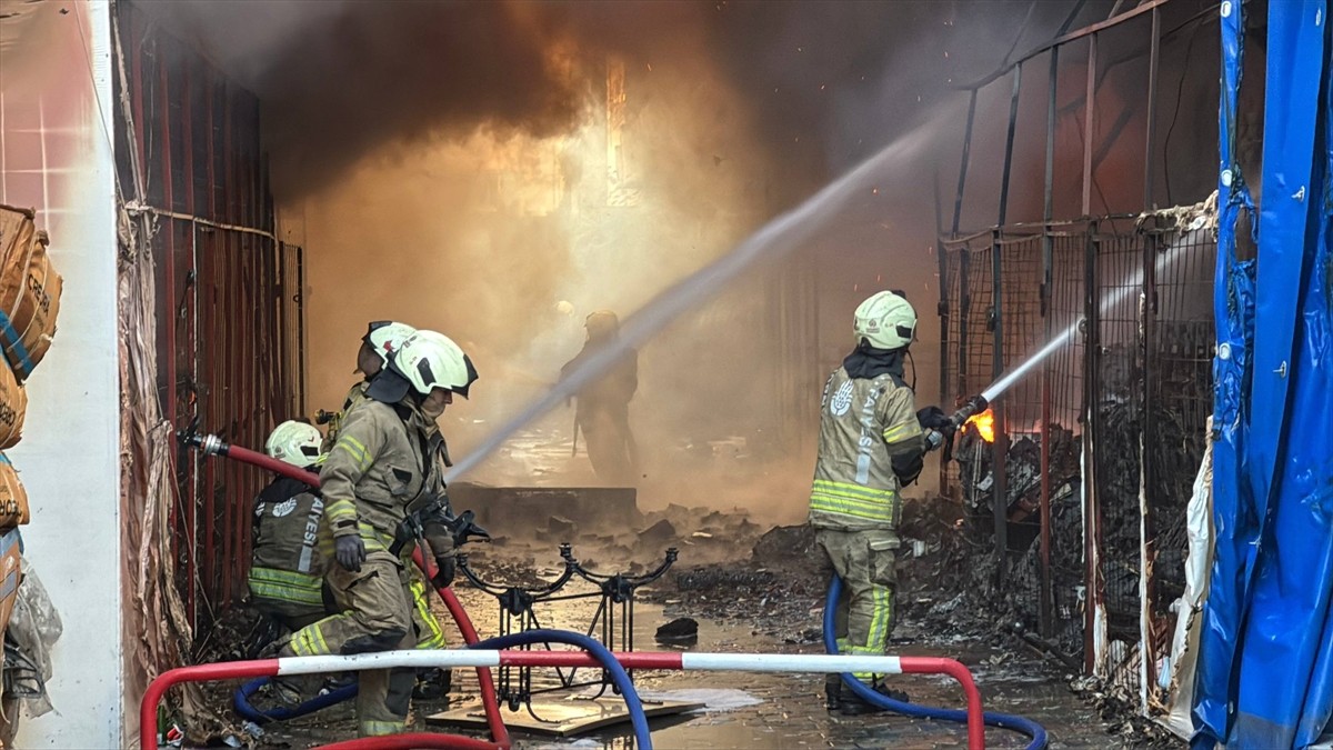 Bağcılar'da bulunan İSTOÇ Ticaret Merkezi 10. Ada'daki bir dükkanda başlayan ve çok sayıda iş...