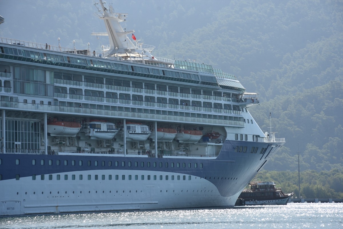 Bahamalar bayraklı "Marella Discovery 2" isimli kruvaziyer, 1855 yolcusuyla Muğla'nın Marmaris...