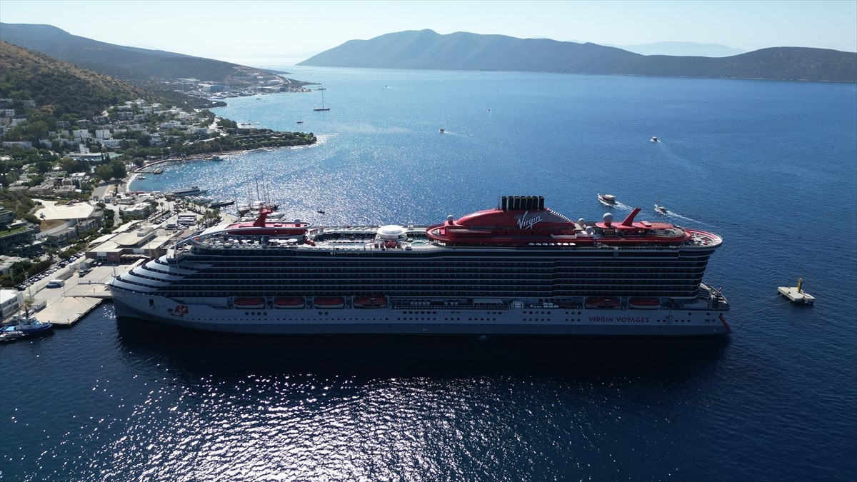 Bahamalar bayraklı "Resilient Lady" kruvaziyeri, 2 bin 521 yolcusuyla Muğla'nın Bodrum ilçesini...