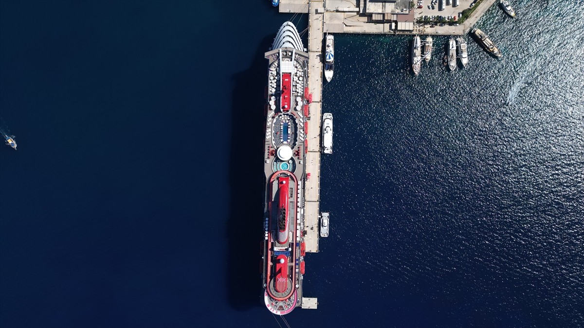 Bahamalar bayraklı "Resilient Lady" kruvaziyeri, 2 bin 521 yolcusuyla Muğla'nın Bodrum ilçesini...