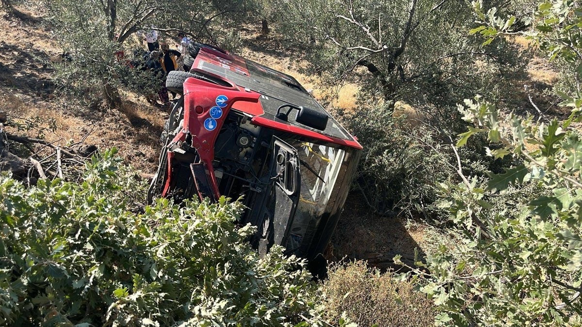 Balıkesir'in Burhaniye ilçesinde belediyeye ait halk otobüsünün zeytinliğe devrilmesi sonucu...