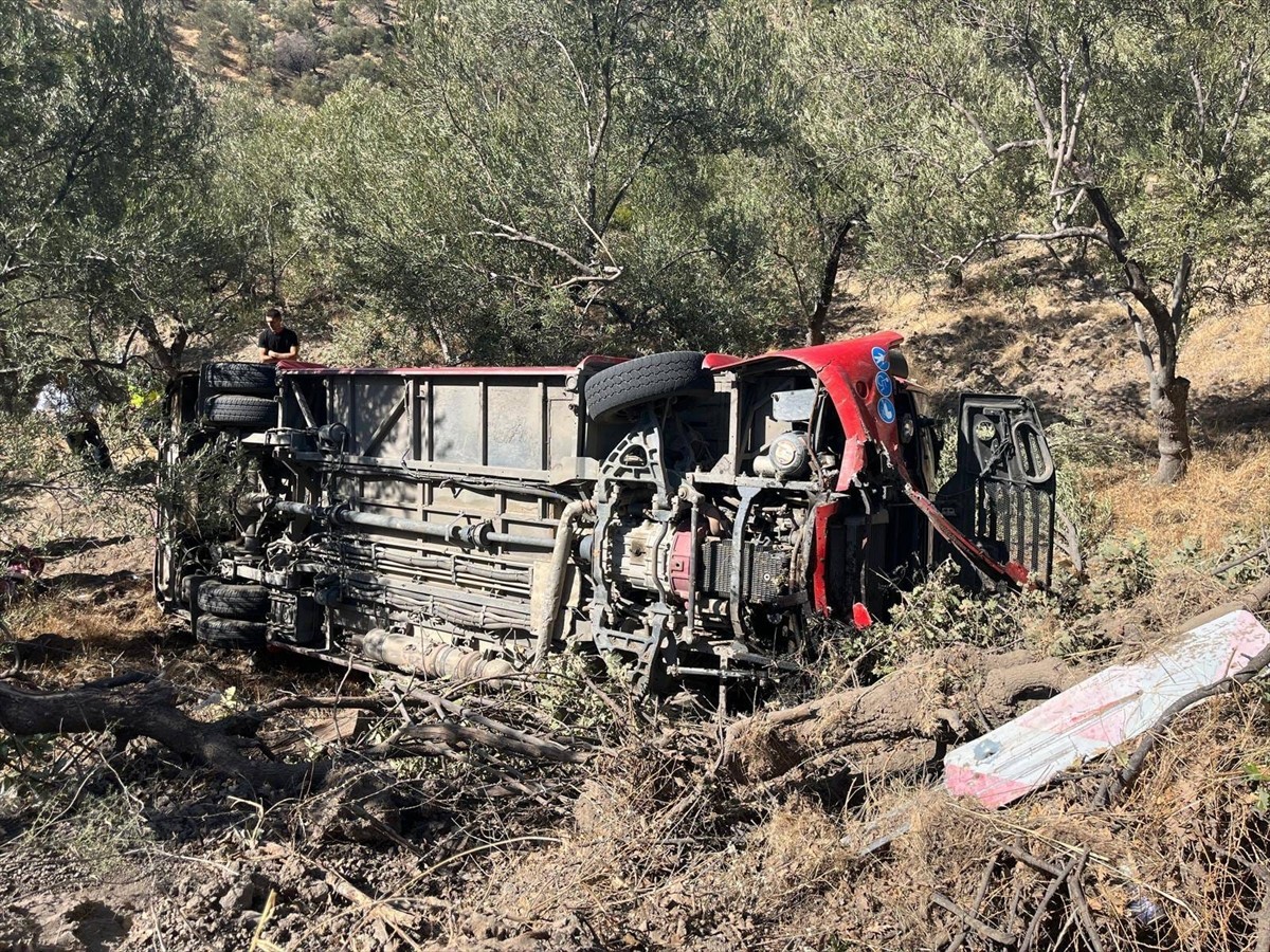 Balıkesir'in Burhaniye ilçesinde belediyeye ait halk otobüsünün zeytinliğe devrilmesi sonucu...