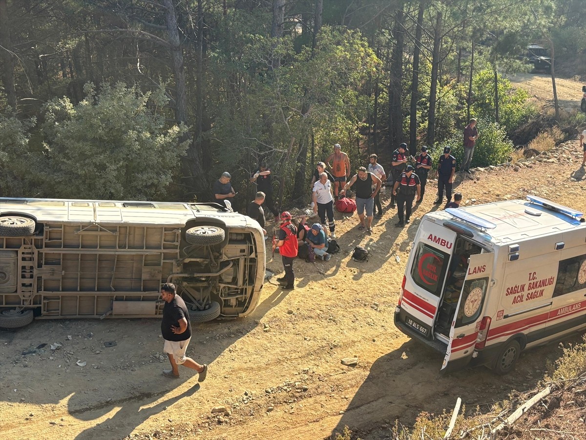 Balıkesir'in Edremit ilçesinde, tur minibüsünün devrilmesi sonucu 11 kişi yaralandı.