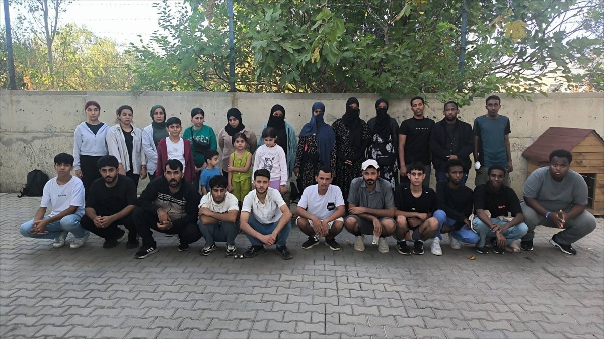 Balıkesir'in Edremit ilçesinde yasa dışı yollarla yurt dışına çıkmaya çalışan 28 düzensiz göçmen...