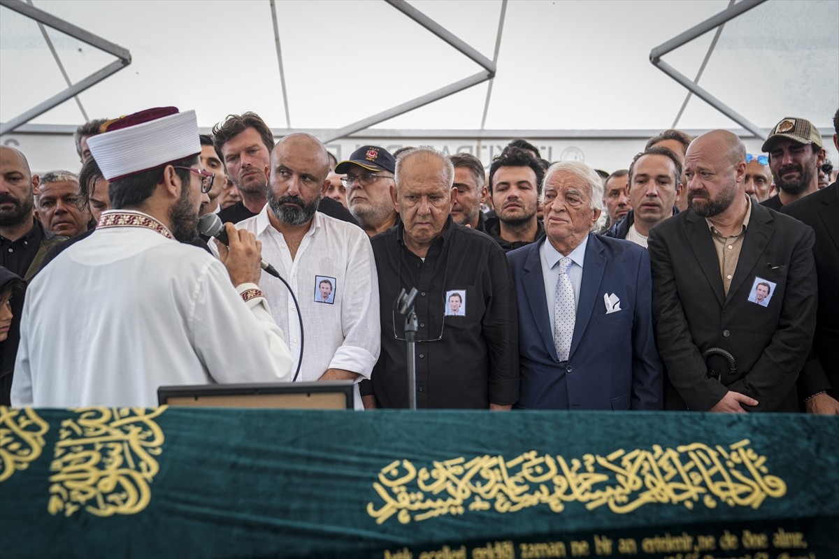 Balıkesir'in Marmara Adası açıklarında 4 Ağustos'ta teknesi parçalanmış bulunan ve denizde cansız...