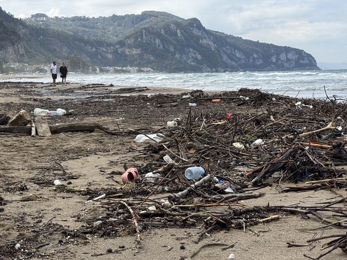 Bartın'da ırmağın denize sürüklediği atıklar, İnkumu sahilinde kirliliğe neden oldu.