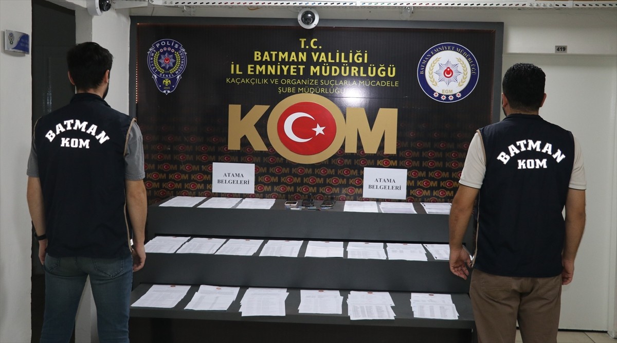 Batman'da "iş" vaadiyle dolandırıcılık yaptıkları iddiasıyla gözaltına alınan 4 zanlı tutuklandı....