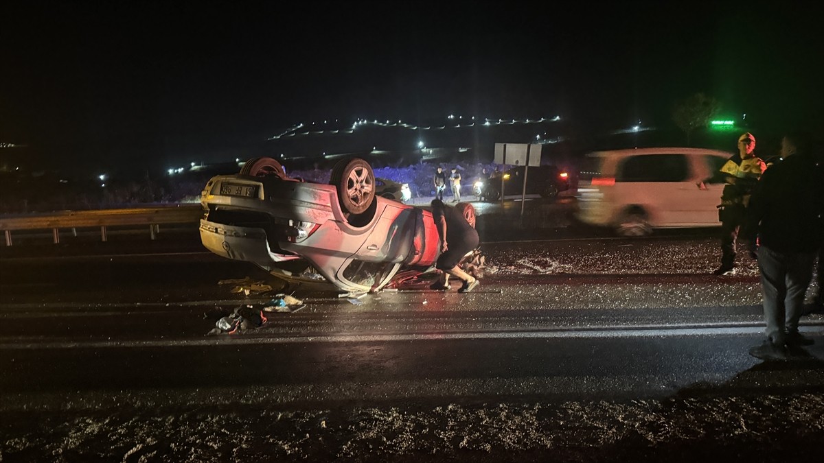  Bayburt'ta otomobilin refüje çarparak devrilmesi sonucu 6 kişi yaralandı.
