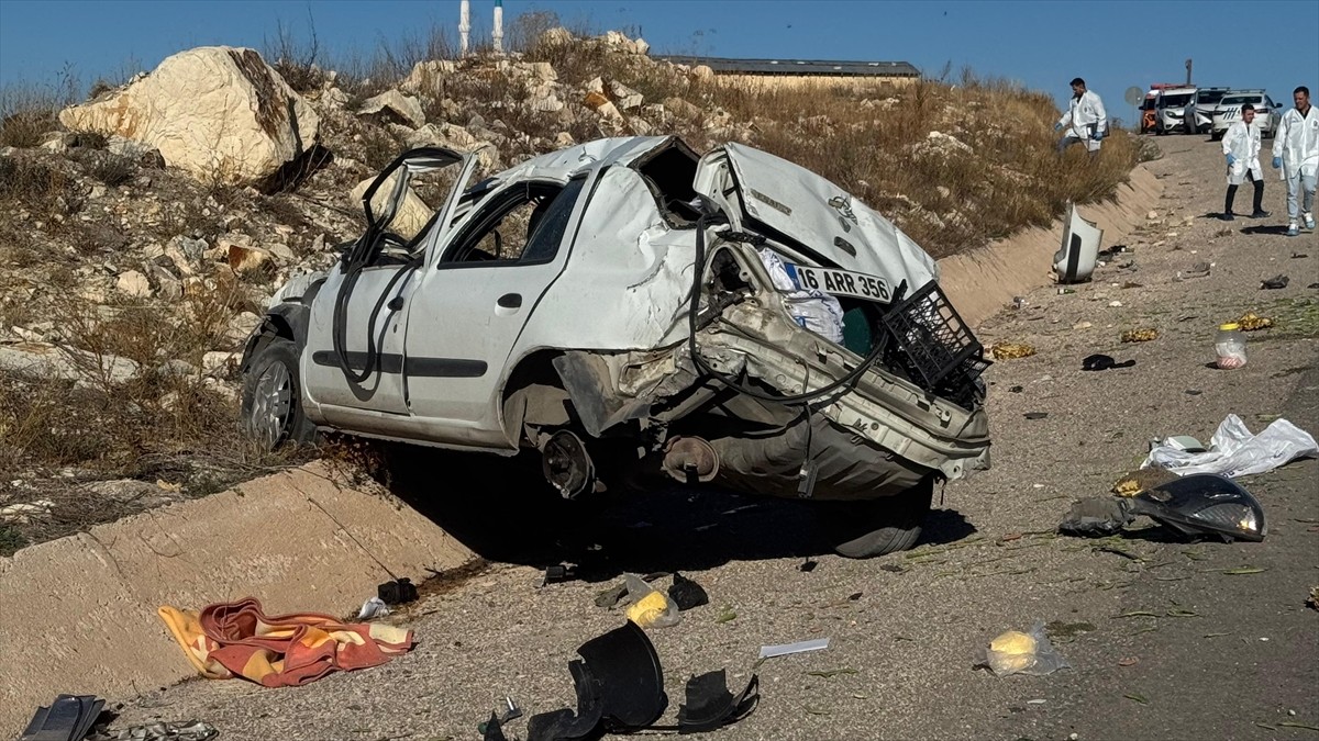 Bayburt'ta, refüje çarpan otomobilin sürücüsü hayatını kaybetti.